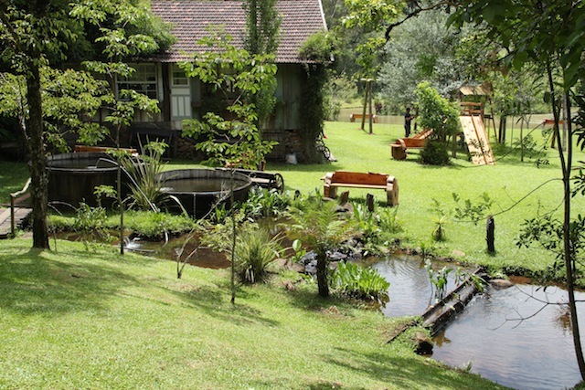 a imensa área verde com restaurante, lago, animais de fazenda e até minizoo