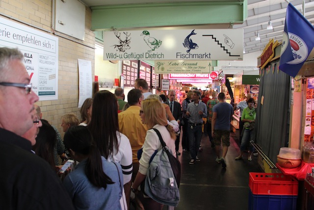 A fila de 10 minutos que peguei por volta das 11h30 deu ainda mais vontade de provar
