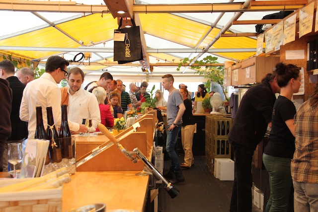 Esse winebar no terraço é bem animado!!