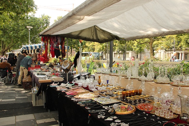 Antiguidades e comidinhas na feira