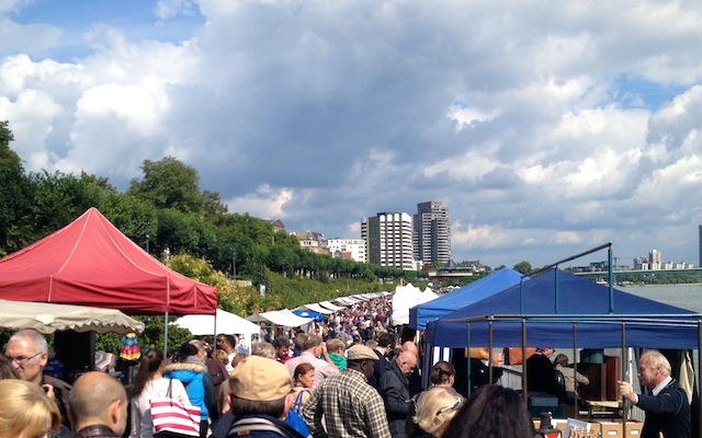 A feira de sábado às margens do Reno