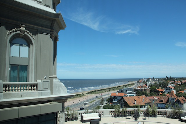 a praia e o hotel