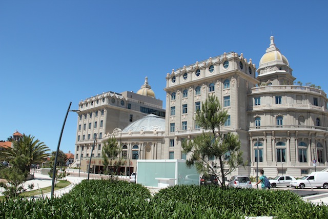 Nos fundos do hotel, a entrada para o Casino