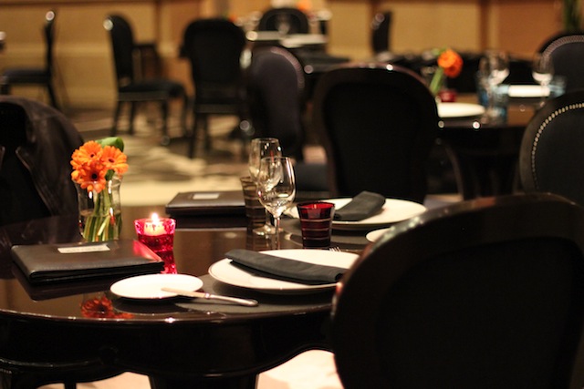 O ambiente à noite do restaurante