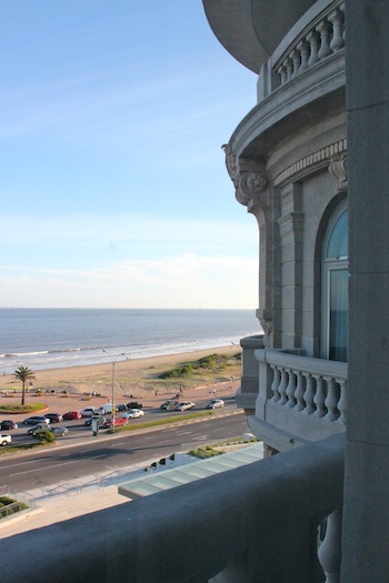 a praia e o hotel
