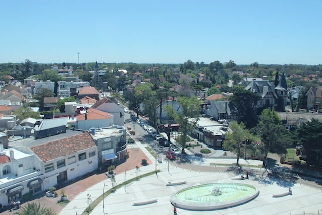 O bairro e ao fundo a bela igreja Stella Maris de Carrasco
