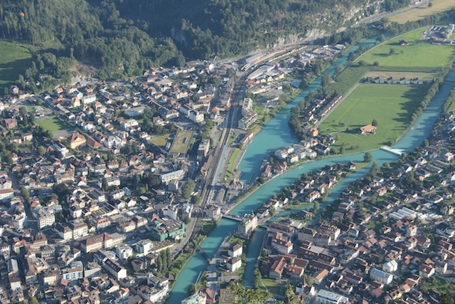 E a cidade de Interlaken bem em frente ao mirante