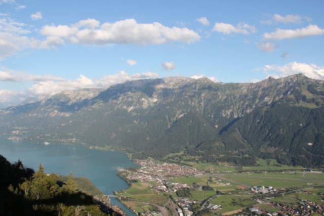Do outro lado, o Lago de Brienz