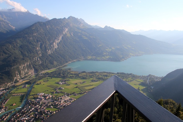 De um lado o Lago de Thun