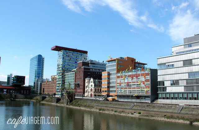 Chegando em no moderno bairro de MedienHafen (ao fundo, o prédio do Meliá)