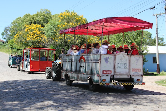O meio de transporte que guia os turistas pelo Vale durante a Vindima!