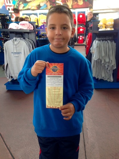 SuperGui e o seu cartão de acessibilidade no parque da Universal