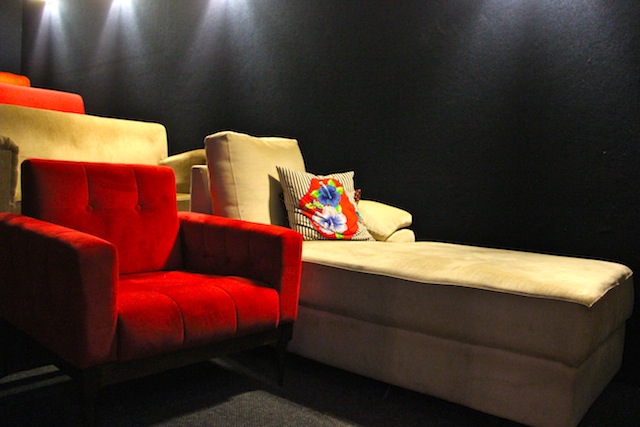 O charme da sala de cinema com poltronas, uma diferente da outra