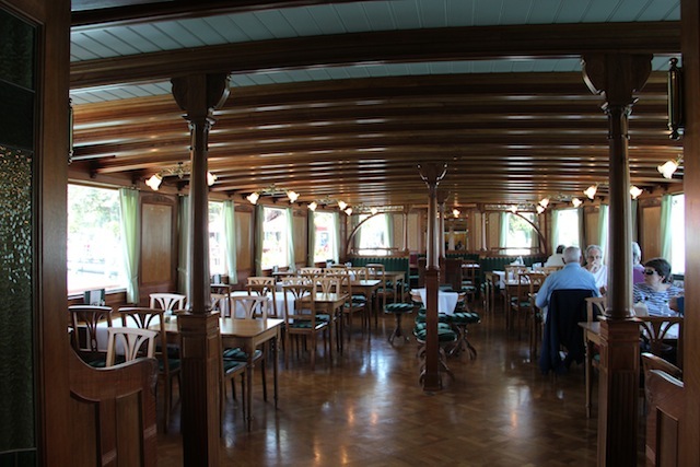 Há dois restaurantes a bodo. O da classe econômica e o da primeira. Alguma dúvida de qual o mais charmoso?