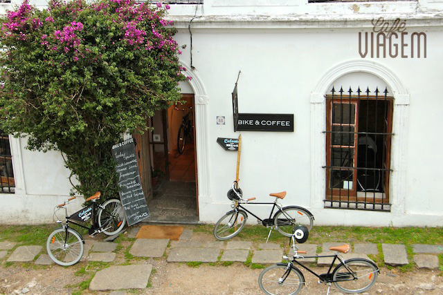 Local que oferece lanches, café e tours de bike por Colonia