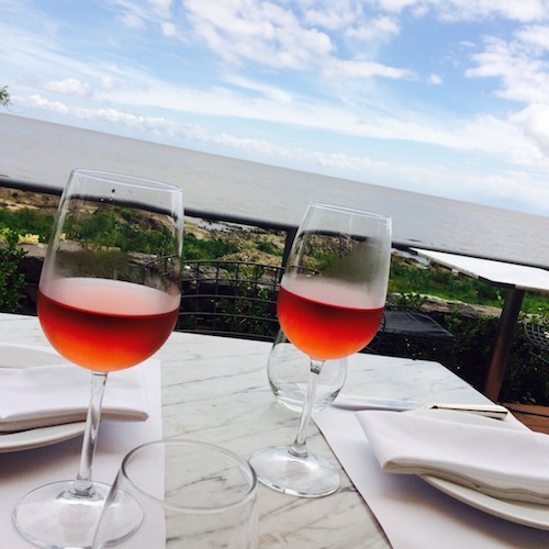 No verão vai bem um vinho nas mesas da rua no Charco