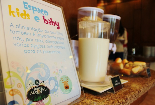 um cantinho kids especial no buffet de café da manhã