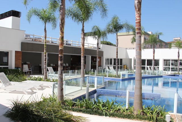 foto do apartamento que visitei, bem decorado e que oferece uma superestrutura de piscina, playground e salão de festas no prédio