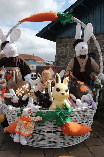 Muito fofa a cesta gigante onde as crianças entram para tirar fotos com os ovos e coelhos