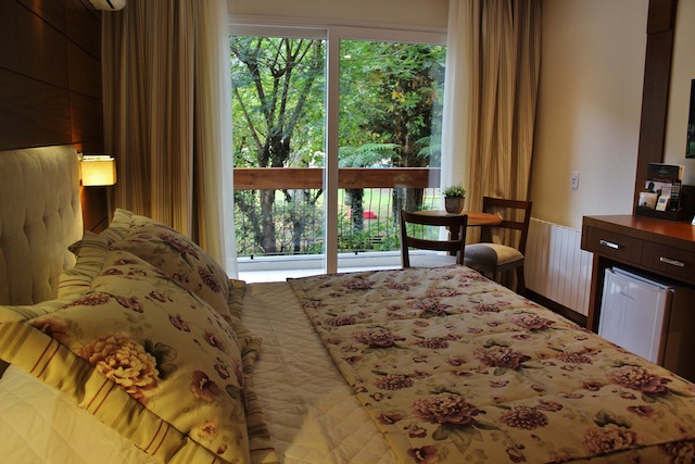 o conforto dos quartos com vista para o jardim e piscina