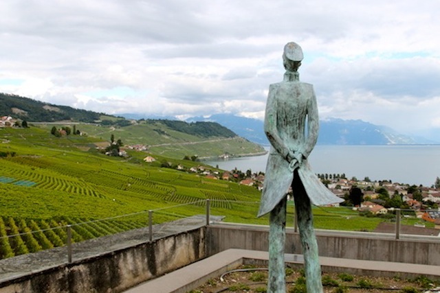 A praça Hugo Pratt em Grandvaux homenageia o escritor italiano de quadrinhos. E tem uma das vistas mais populares de Lavaux