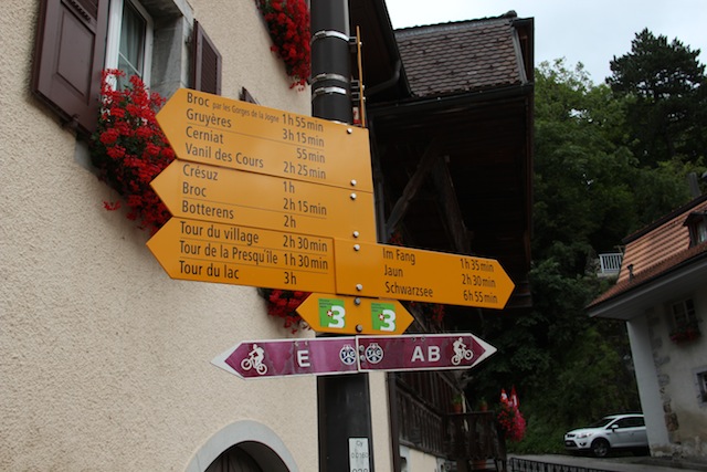De um vilarejo ao outro, há trilhas e placas apontando o tempo de caminhada do trajeto! Adorei