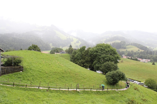 Até na chuva, muita gente caminha, faz hiking