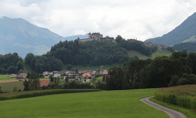próxima parada: aldeia de La Gruyère. Linda!