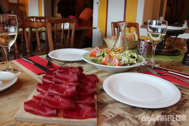 Almoço delicioso no La Halle: salada, entradas, vinho branco e um fondue para um dia frio de chuva - perfect!
