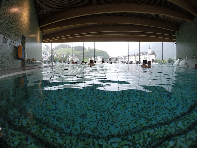 O maravilhooooso Spa LES BAINS DE LA GRUYÈRE - detalhe: é proibido fotografar na piscina.