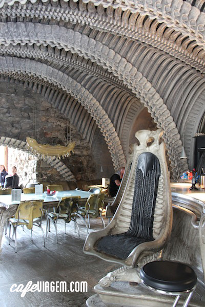 O mais excêntrico ainda Bar e Café HR GIGER (que fica logo em frente ao Museu). Visita imperdível