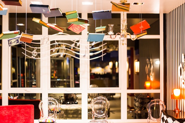 Lobby com livros (comprados no Brique) suspensos, adorei! Foto divulgação