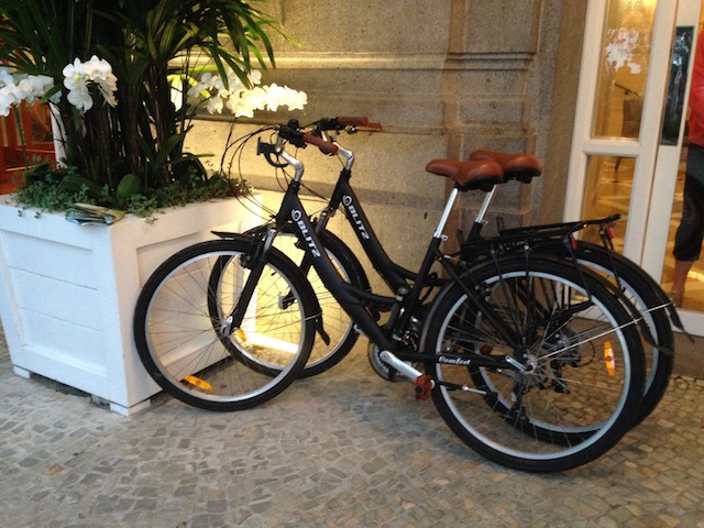 Bikes para alugar e dar uma voltinha pelo calçadão.