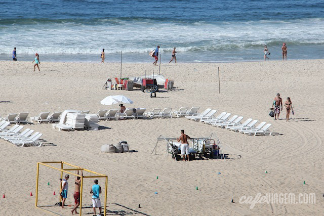 estrutura da praia começa a ser montada pela manhã, por volta das 7h/8h