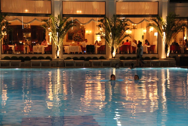 Dica fundamental: nadar à noite na piscina!