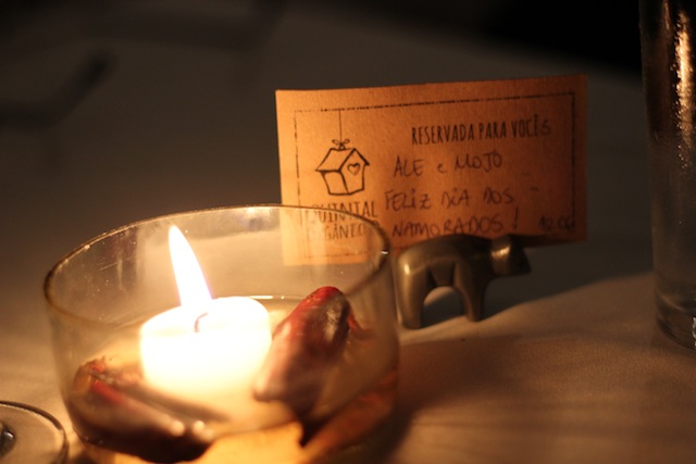 recepção carinhosa com nome e vela na mesa reservada! adorei