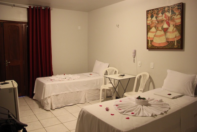 Quarto solteiro com bom banheiro e com sacada para o jardim