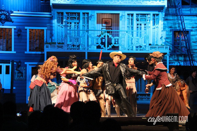 A última atração do dia do parque: o espetáculo "O Sonho do Cowboy" - o bandido rouba a cena!