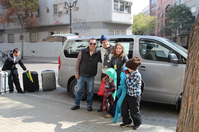 Família chegando no hotel com a Exploring Chile !
