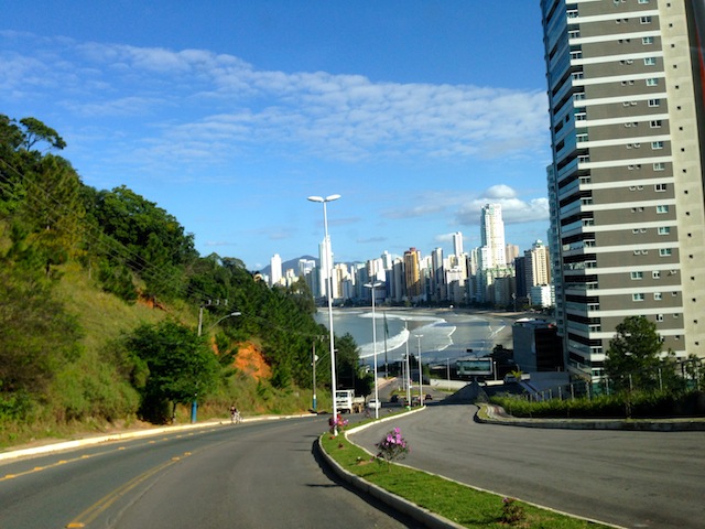 A rua à beira mar que leva até o hotel no alto do morro