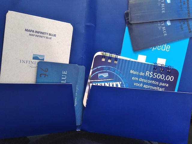 O kit que recebemos no check in com: mapa do hotel, chaves do quarto, cartões para toalhas de piscina e praia e uma promo com descontos da temporada de inverno