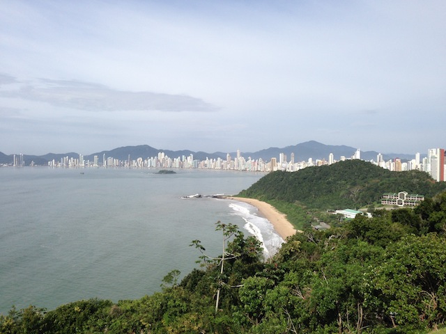 O hotel entre o verde e Camboriú ao fundo
