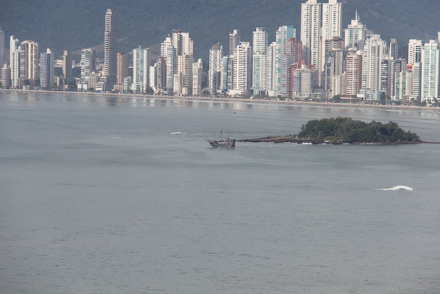 Ao fundo, o Barco Pirata partindo para passeio