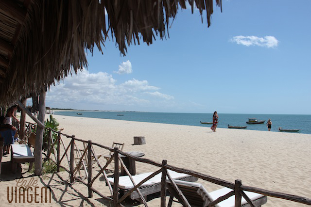 A praia em frente ap restaurante e pousada