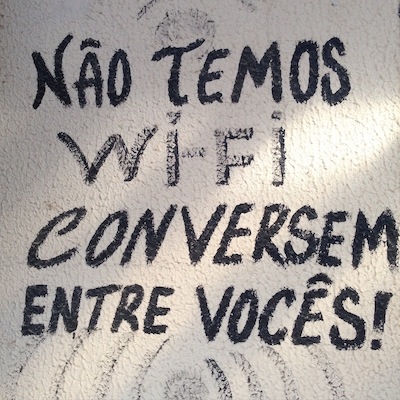 Aviso na parede de um dos restaurantes dá a letra... desconectar é a palavra de ordem em Jeri