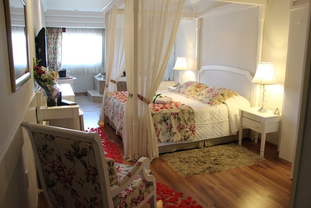 A suíte luxo especial com decoração especial para casais apaixonados
