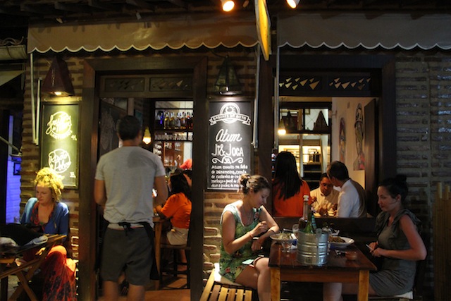 Freddyssimo, pequeno e delicioso, em frente ao Bistrogonoff num beco animado de Jeri