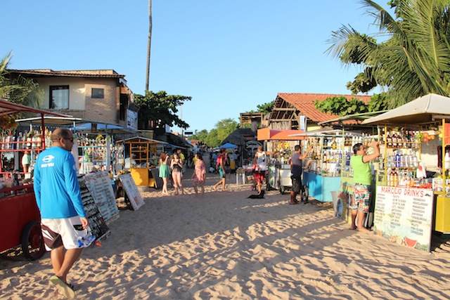 No fim da tarde, as barraquinhas de bebidas entre a Rua Principal e a beira da praia