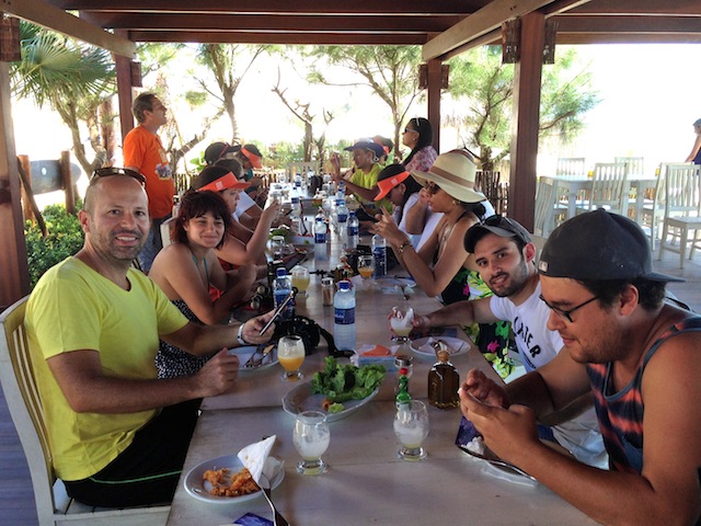 Olha aí: a turma atacando no camarão delicioso do Azul do Mar no Preá, praia vizinha de Jeri