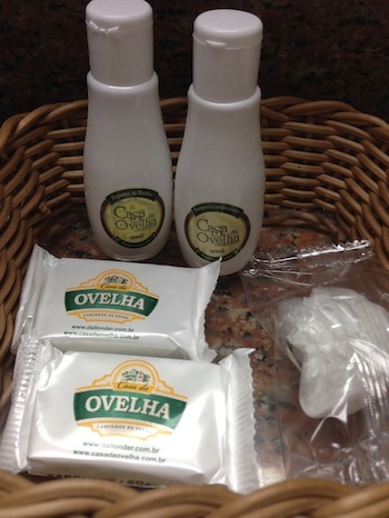 banheiro todo novinho e produtos de banho da Casa de Ovelha